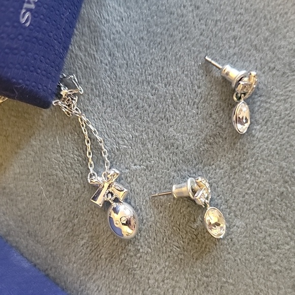 Swarovski set -- necklace and earrings - Picture 6 of 7